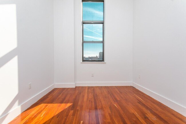 Building Photo - 180 Bainbridge St.