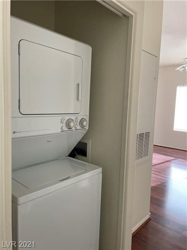 Building Photo - Gated 2 bedroom Southwest Condo