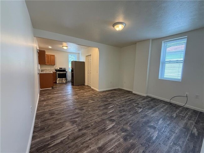 Building Photo - 571 Kendall Ave