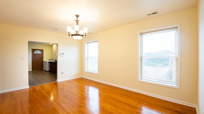 Building Photo - 7554 N Claremont Ave