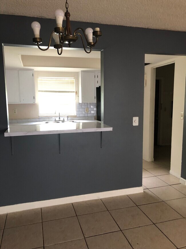 Paso a través - 1203 S 33rd St