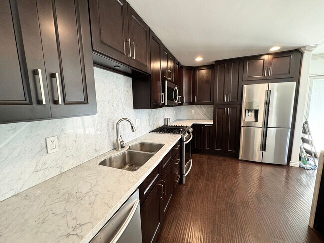 Building Photo - Beautifully Updated 3 Bedroom, 2 bath Rola...