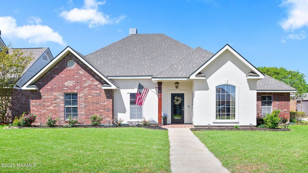 Foto principal - Beautifully updated 4-bedroom, 3-bath prop...