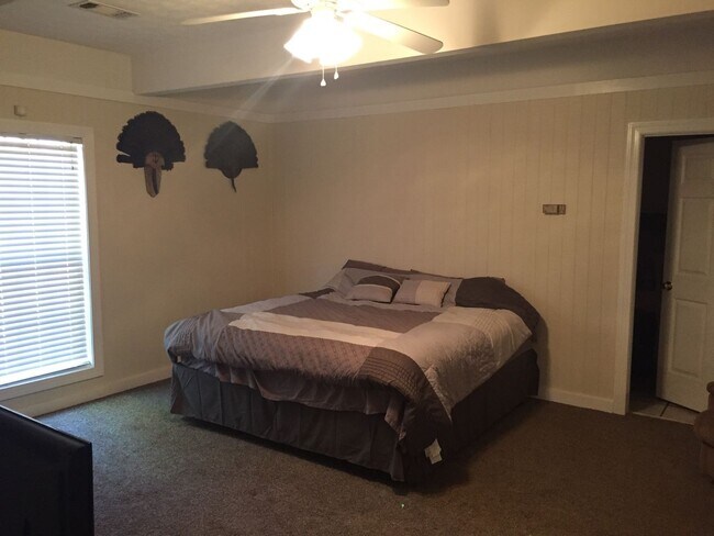 Foto del edificio - Beautiful 4 Bedroom/2 Bathroom Home Availa...