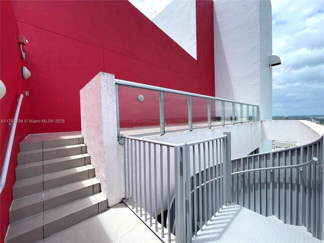 Foto del edificio - 2600 E Hallandale Beach Blvd
