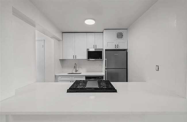 Building Photo - 5425 Valles Ave