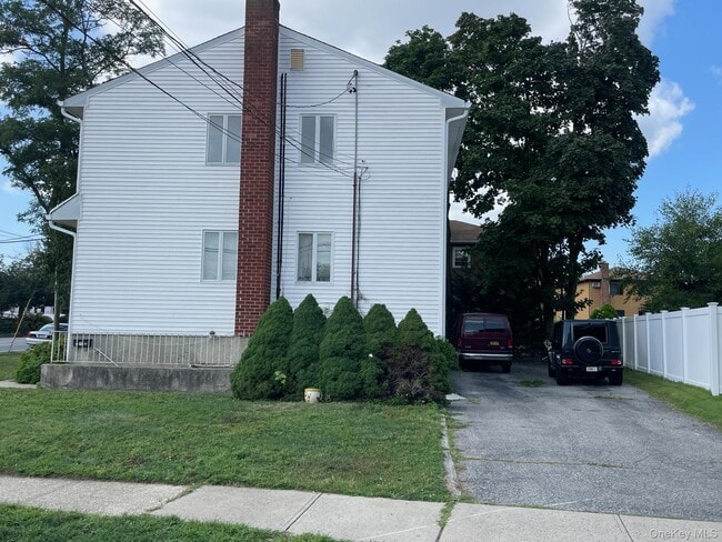 Building Photo - 935 Merrick Rd