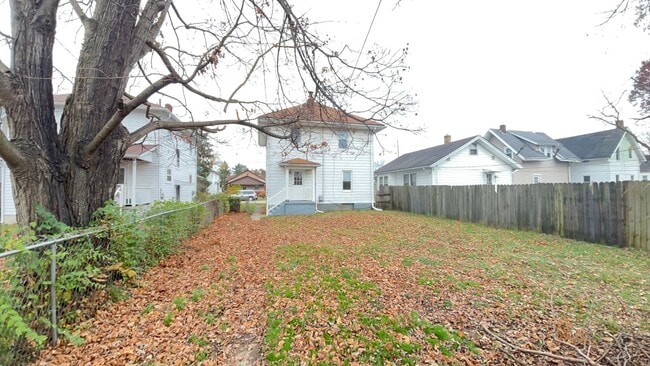 Building Photo - 1437 Maple Ave