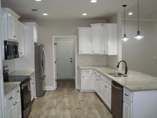 Building Photo - Home in Phenix City available to rent 10/2...