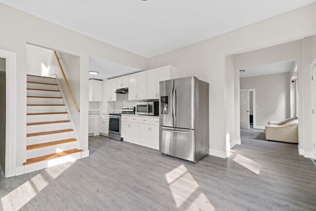 Foto del edificio - Spacious 3-Bedroom Home with Sunroom & Off-Street Parking in Johnston!