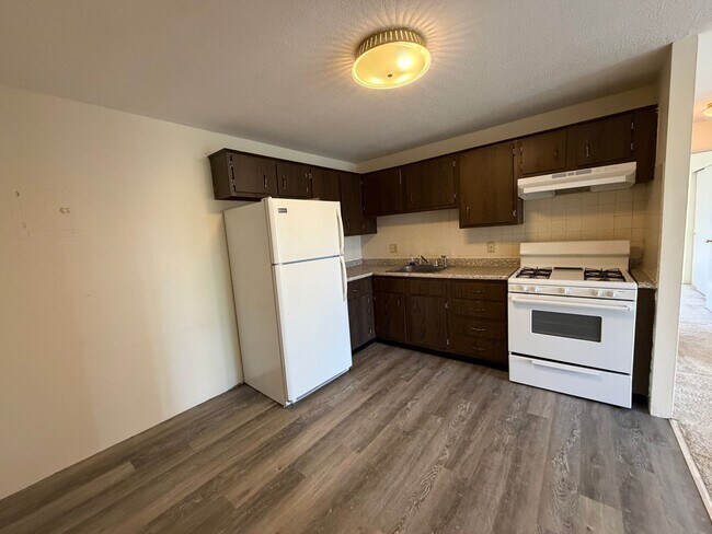 Building Photo - Bright 2BR Condo with Balcony, Pool & Heat Included – Prime Commuter Location
