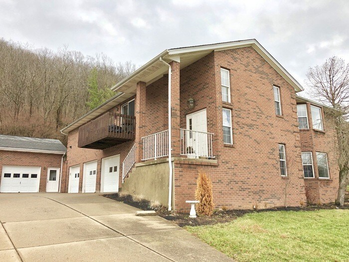 Incredibly Spacious 1st floor unit! Apartment for Rent in Cleves, OH