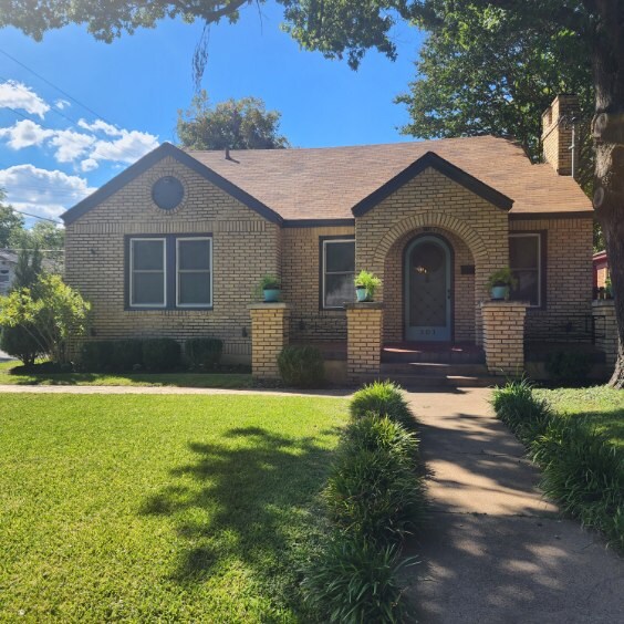 Primary Photo - 301 N Waverly Dr
