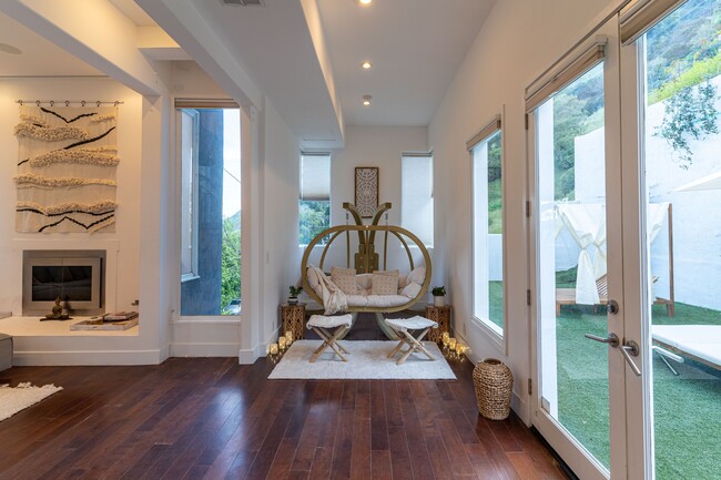 Building Photo - 1857 N Beverly Dr