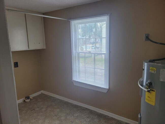 Cuarto de lavado de servicio - 703 McArthur Blvd