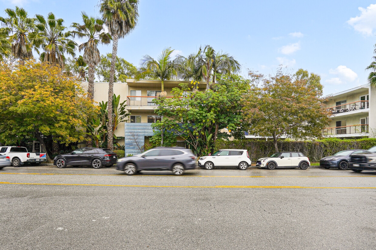 Primary Photo - 330 S Barrington Ave