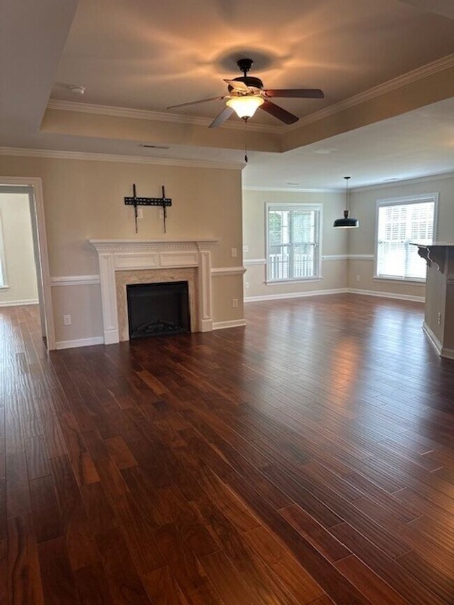 Building Photo - 3 Bed/2 Bath Home with Bonus Room & Screen...
