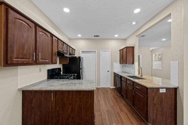 Foto del edificio - 6501 Brush Country Rd