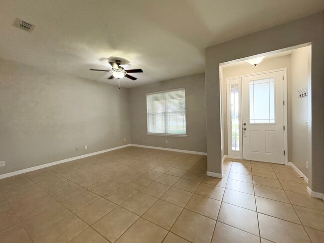 Building Photo - Gorgeous Lake View 3 BR 2.5 bath Luxury To...