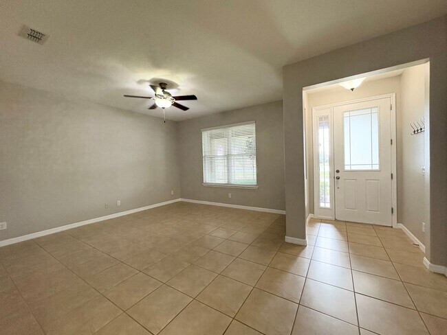 Foto del edificio - Gorgeous Lake View 3 BR 2.5 bath Luxury To...