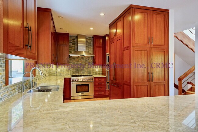 Foto del edificio - Modern Craftsman Home In Private and Seren...