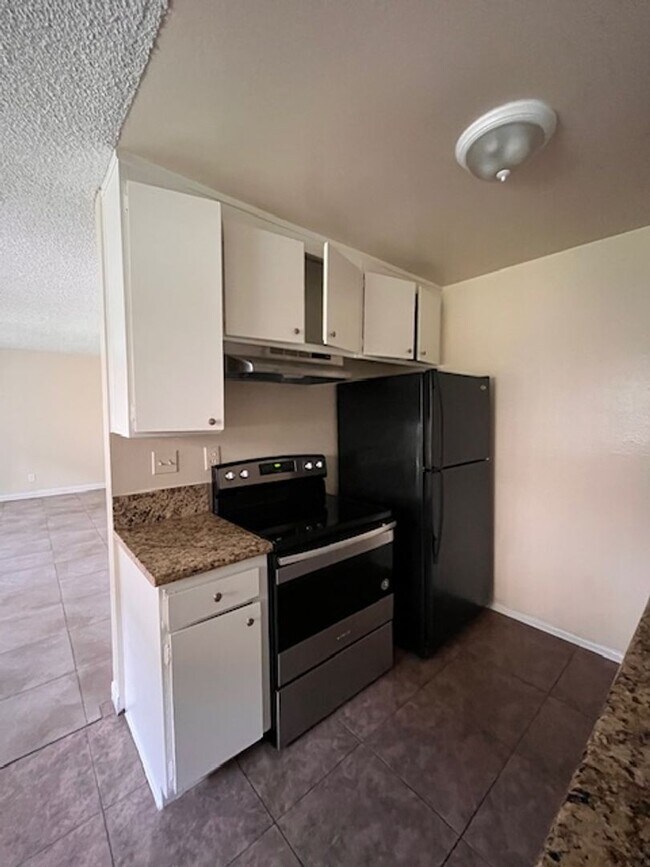 Building Photo - 2 Bedroom/ 2 Bath upstairs unit located in...