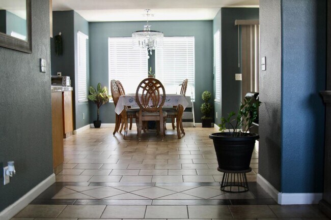 Building Photo - Spacious 4/2 in Madera