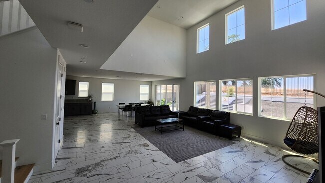Building Photo - Executive 5 Bedroom, 4 Bathroom 3300 sqft....