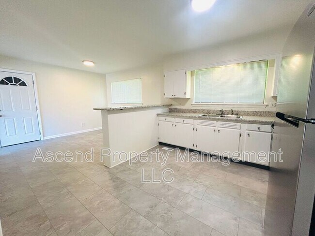 Foto del edificio - 1605 Monterey Dr