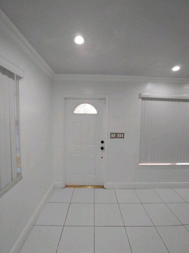 Building Photo - 2606 Alcazar Dr