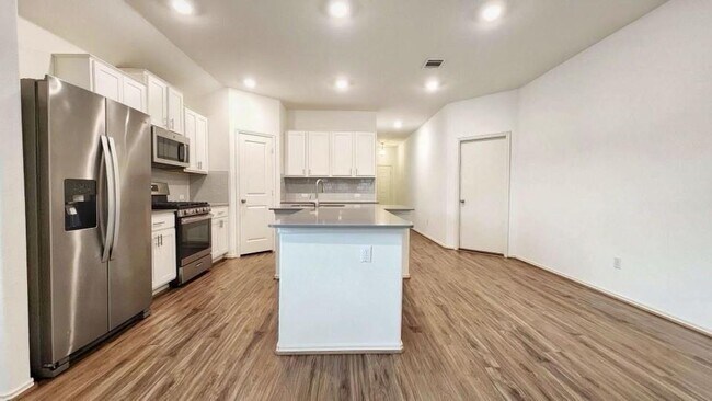 Building Photo - 5831 San Savino Dr