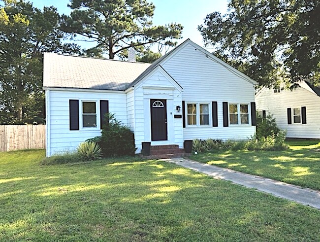 Foto del edificio - ***HURRY!!! Updated Cape Cod HOUSE w/ Yard/Near Military Base!