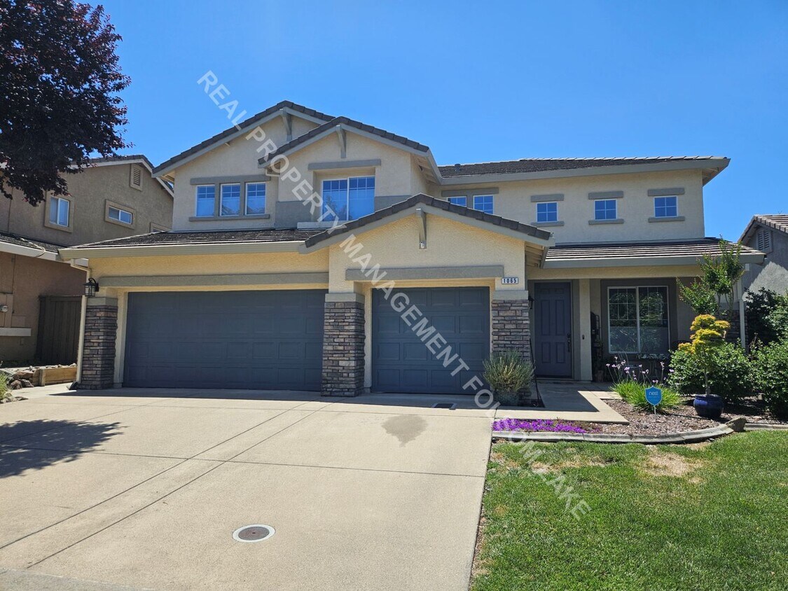 Primary Photo - Well Maintained 4 Bedroom 2.5 Bathroom Spl...