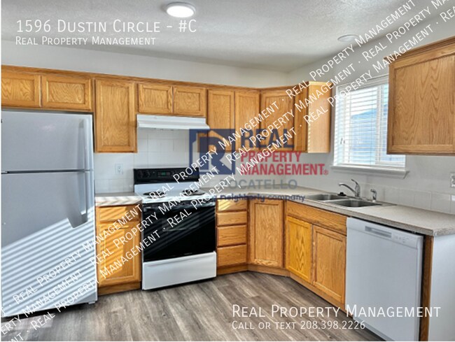 Foto del edificio - 3 bed 1.5 Bath Townhouse- 2 car garage