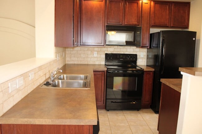 Building Photo - Beautiful 2 Bedroom Townhome