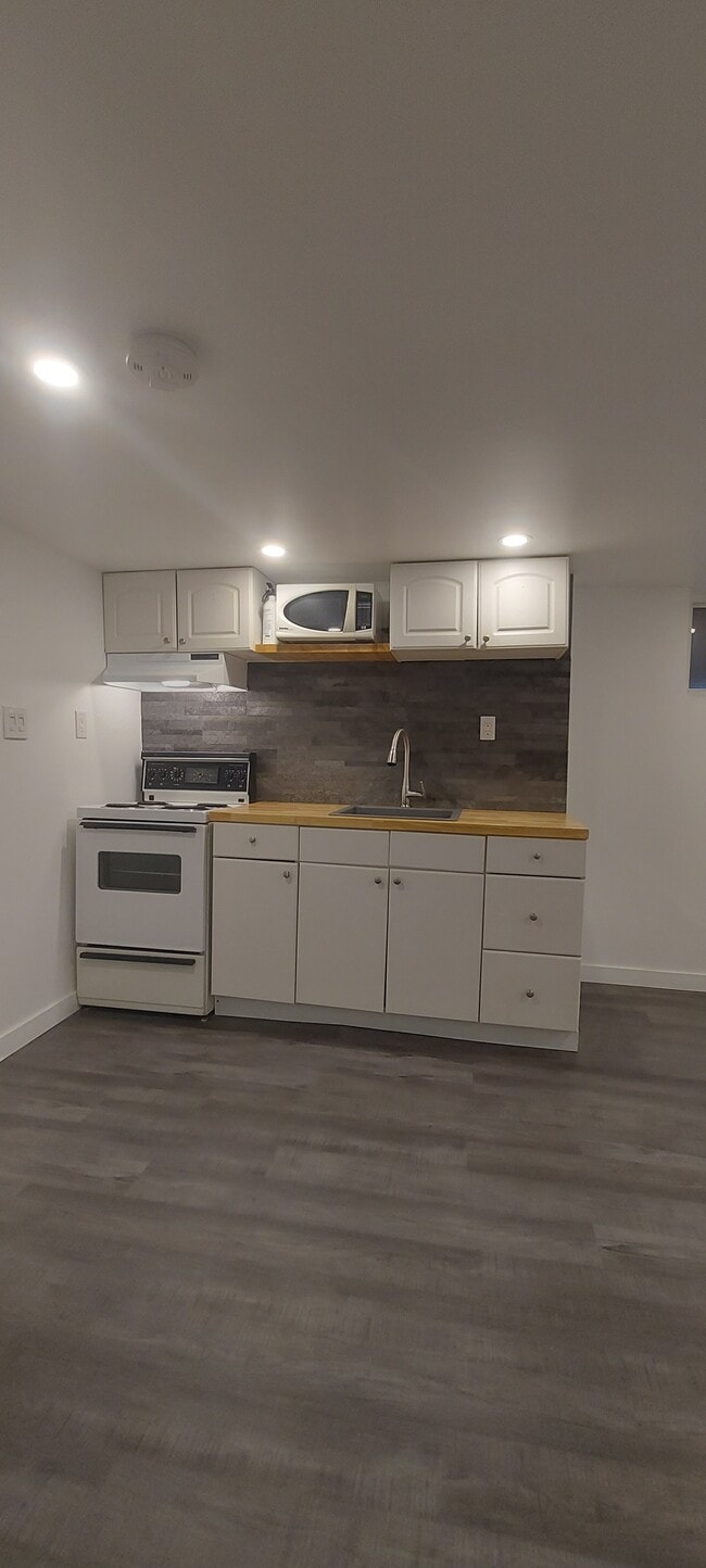 Building Photo - 74 Burnaby Blvd