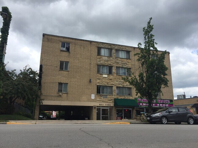 Foto del edificio - 1651 N Farwell Ave