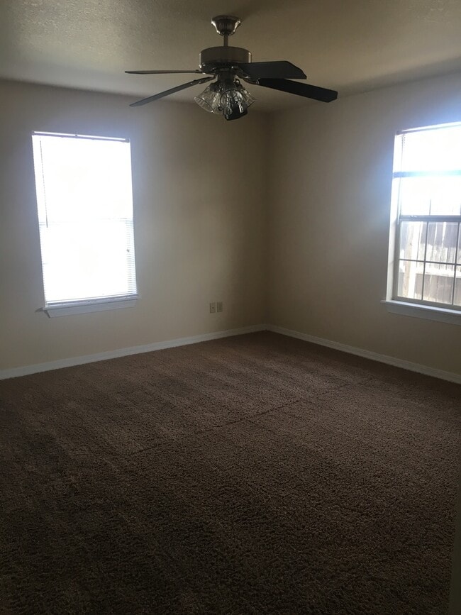 Building Photo - 3 bed 2 bath