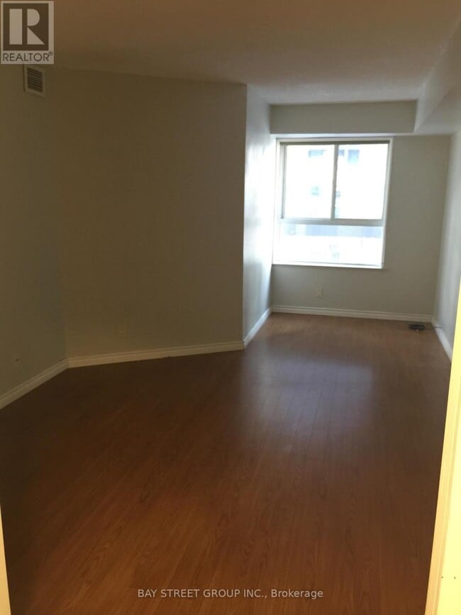 Photo du bâtiment - 711-711 Bay St.
