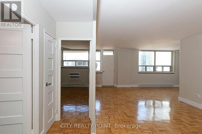 Building Photo - 55 Isabella St