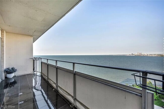 Foto del edificio - 12900 Lake Ave