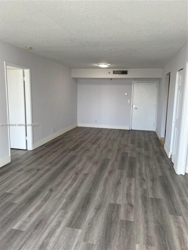 Foto del edificio - 3300 NE 192 St