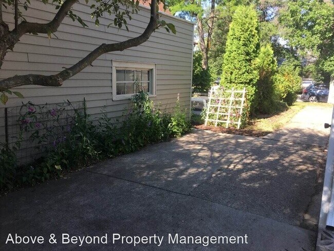 Building Photo - 3 br, 2 bath House - 220 S 8th