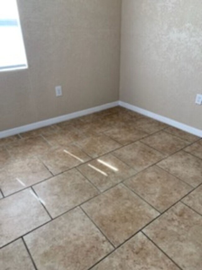 Building Photo - Three Bedroom One Bath