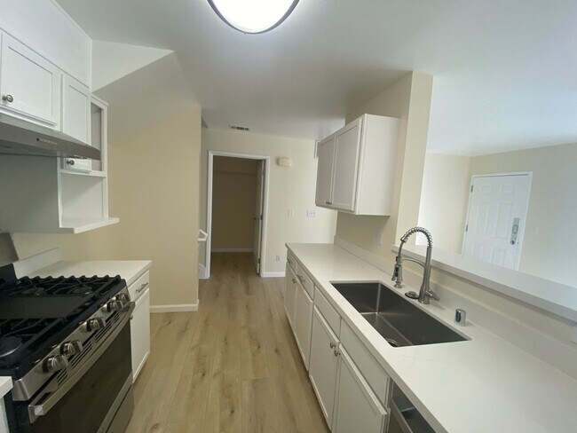 Foto del edificio - 3 Bed 2 Bath Condo For Rent