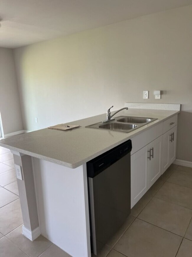 Foto del edificio - *Annual*  Beautiful 4 bedroom, 2 bath, 2 c...