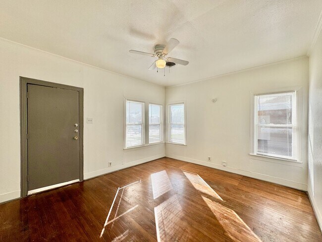 Building Photo - Cute 1/1 Duplex near Lakewood Shopping Center