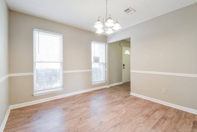 Foto del edificio - 645 Barrington Way