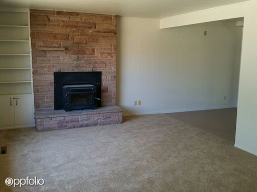 Building Photo - 1102 Hart Ln