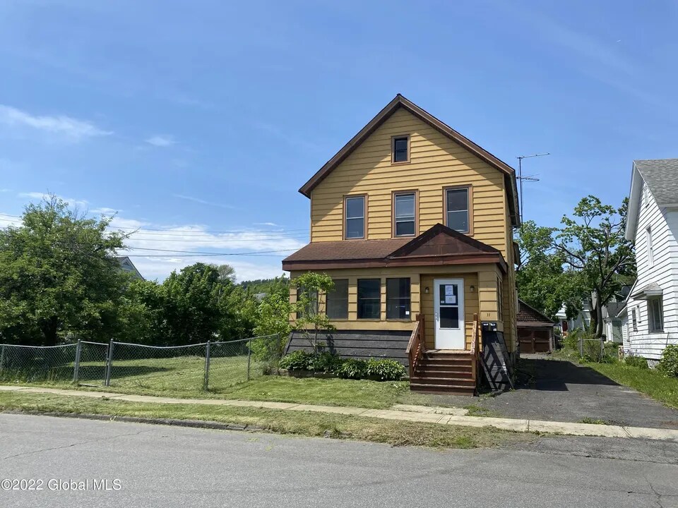 Primary Photo - 11 Pulver Ave